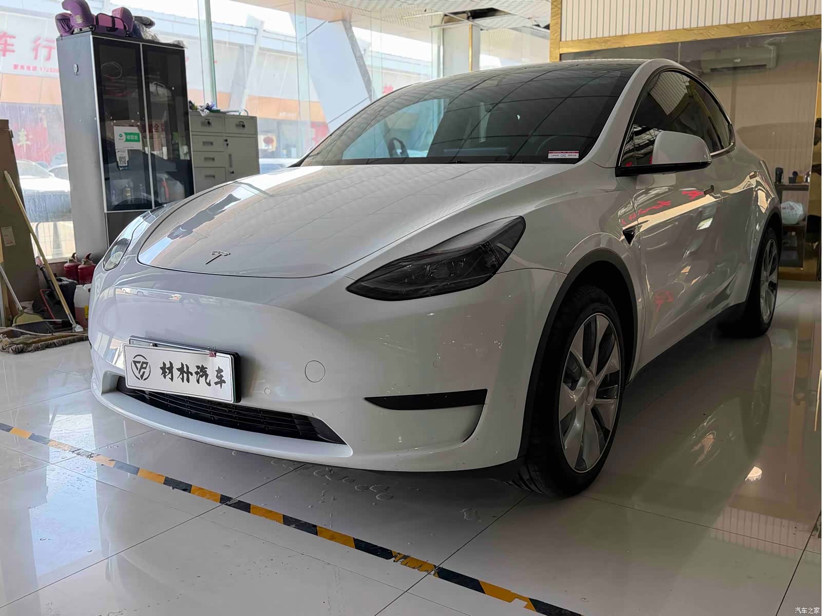 Tesla Model Y, 2023 1