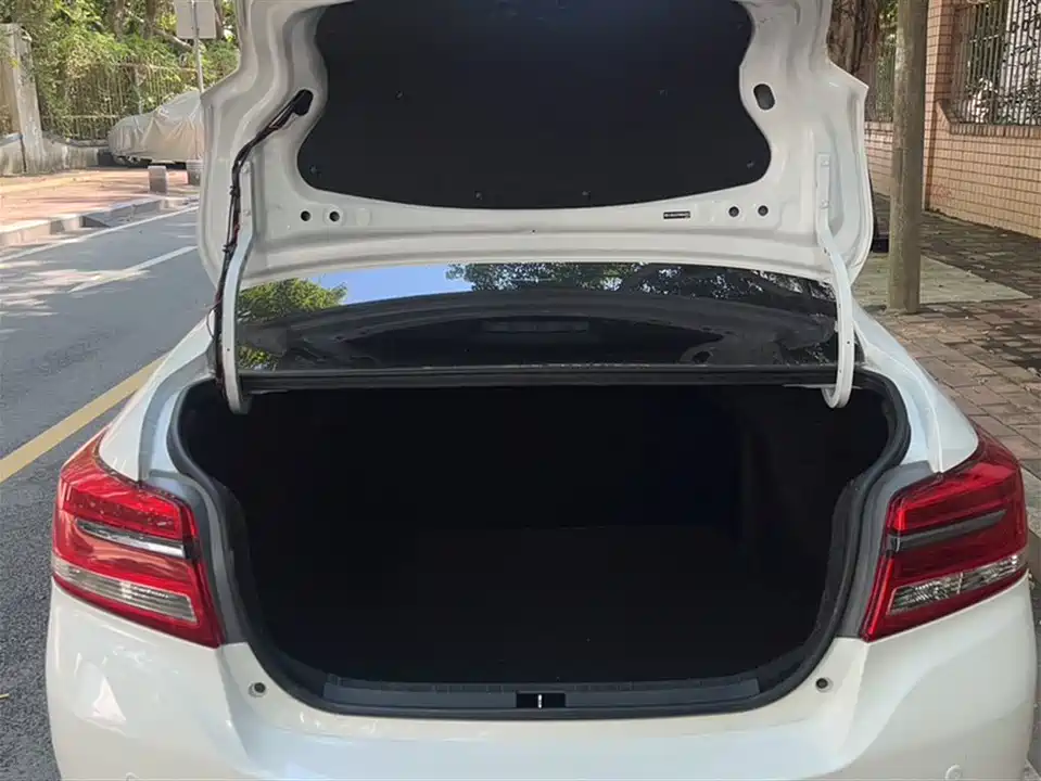 Toyota YARiS L to enjoy