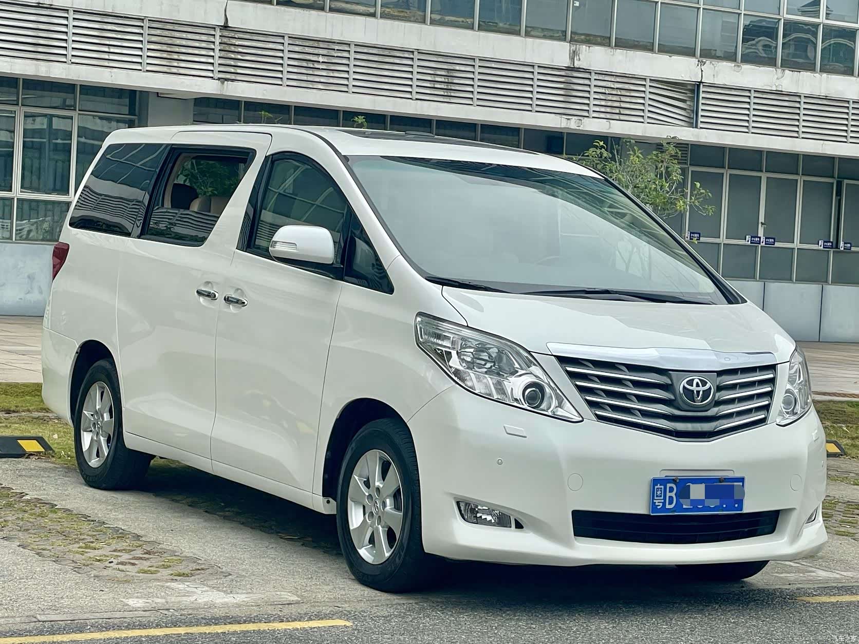 Toyota Alphard, 2011 3