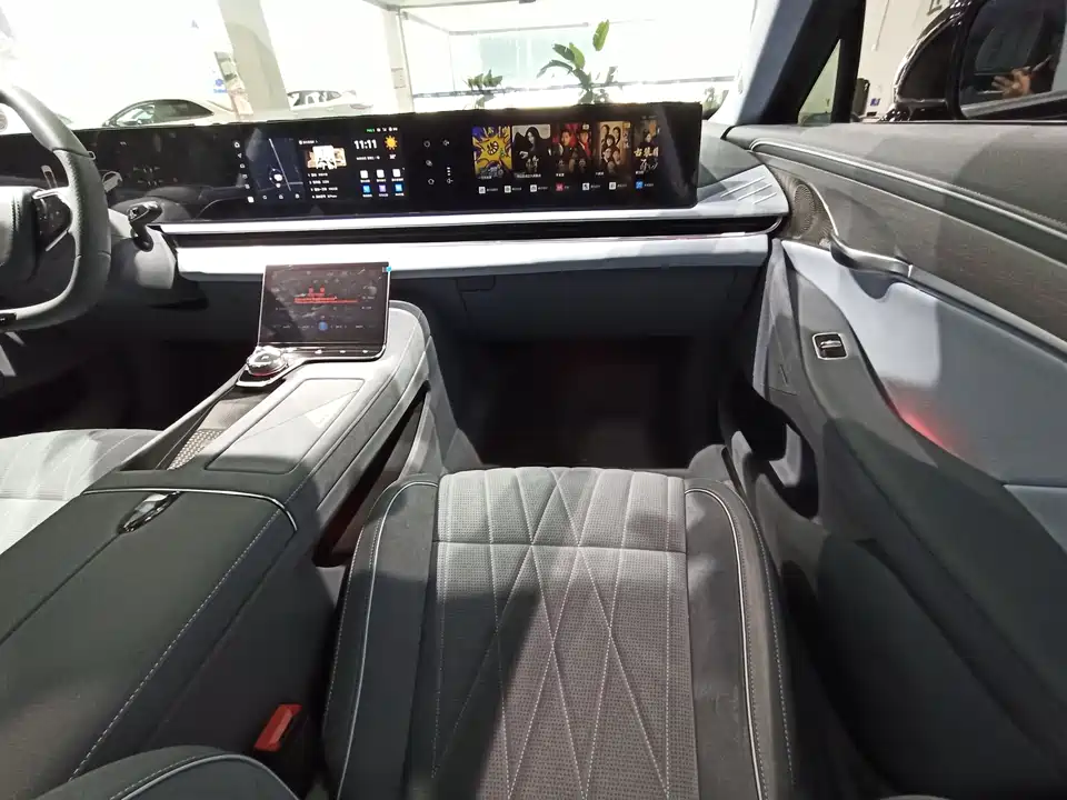 VOYAH Lantu chasing light