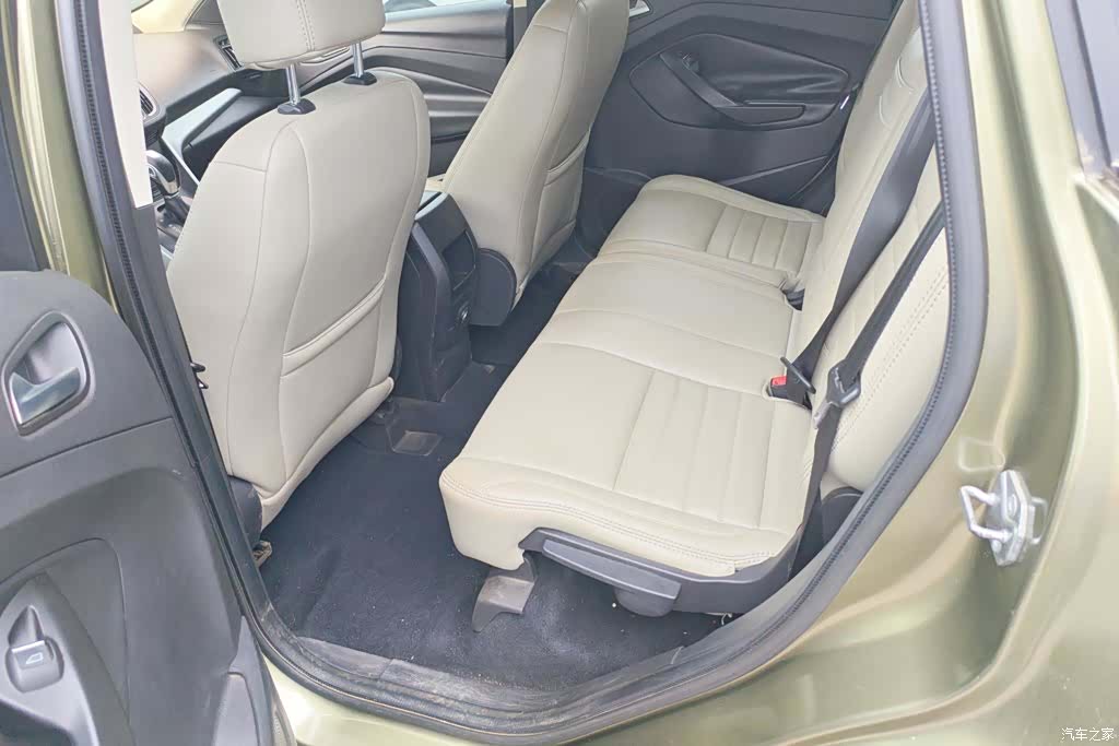 Ford Kuga, 2015 11