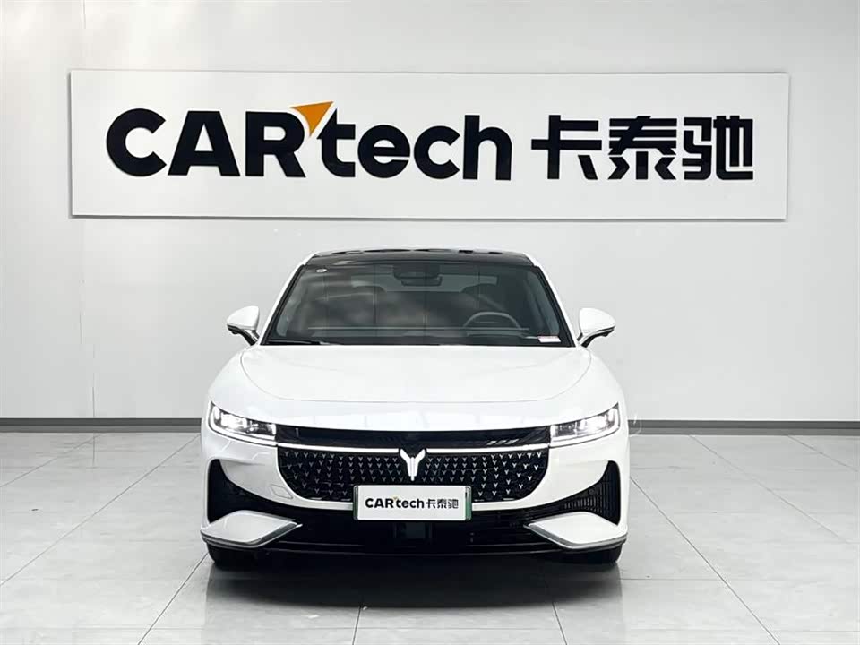 VOYAH Lantu chasing light