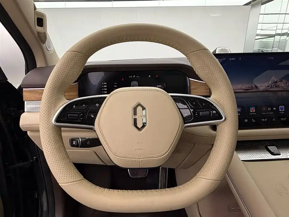 AITO Ask the world M7