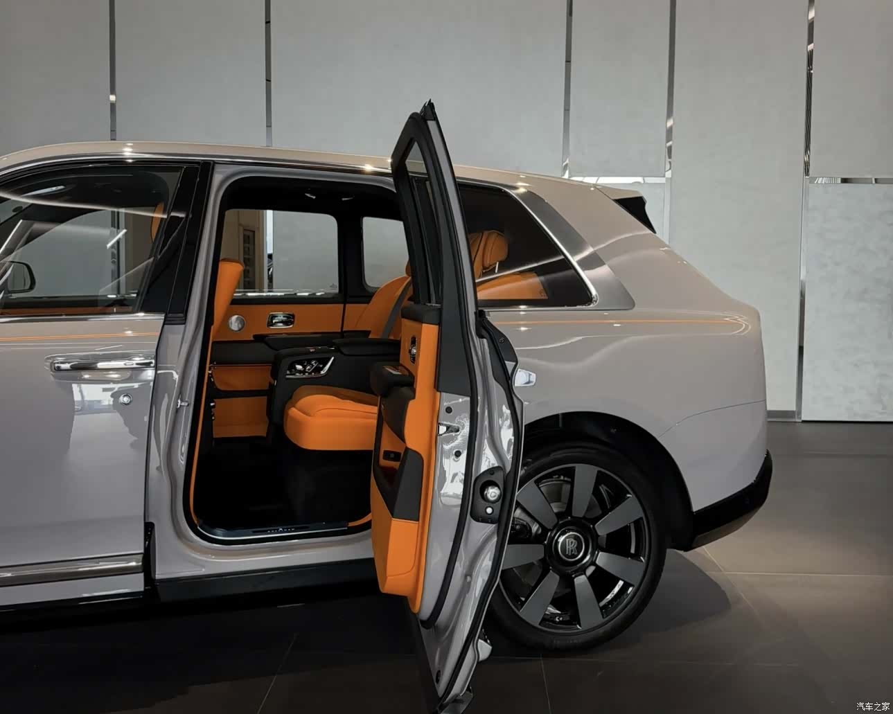 Rolls-Royce Cullinan, 1900 4