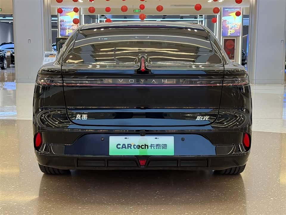 VOYAH Lantu chasing light