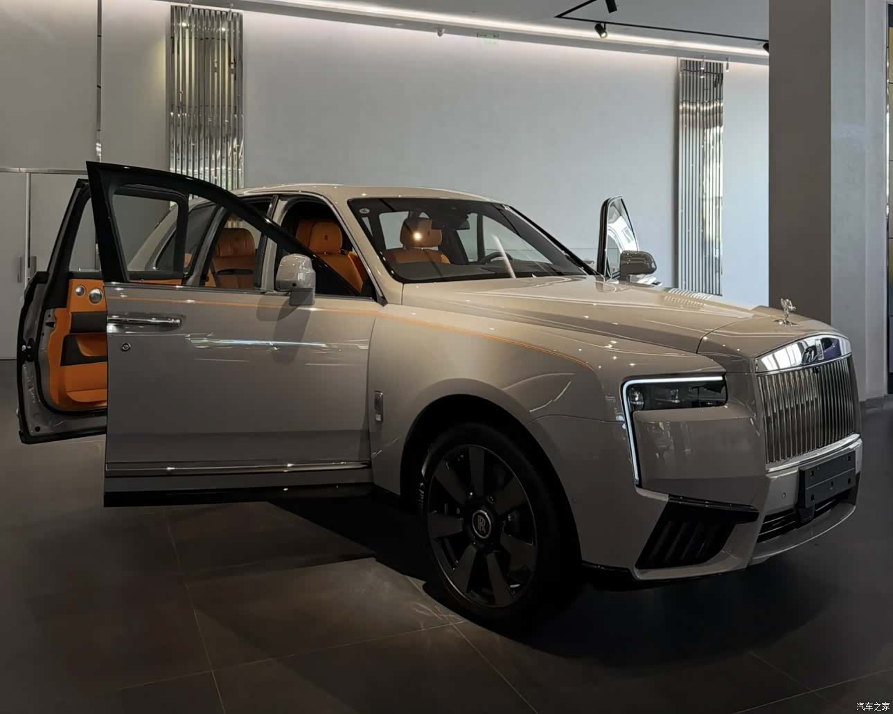 Rolls-Royce Cullinan, 1900 2
