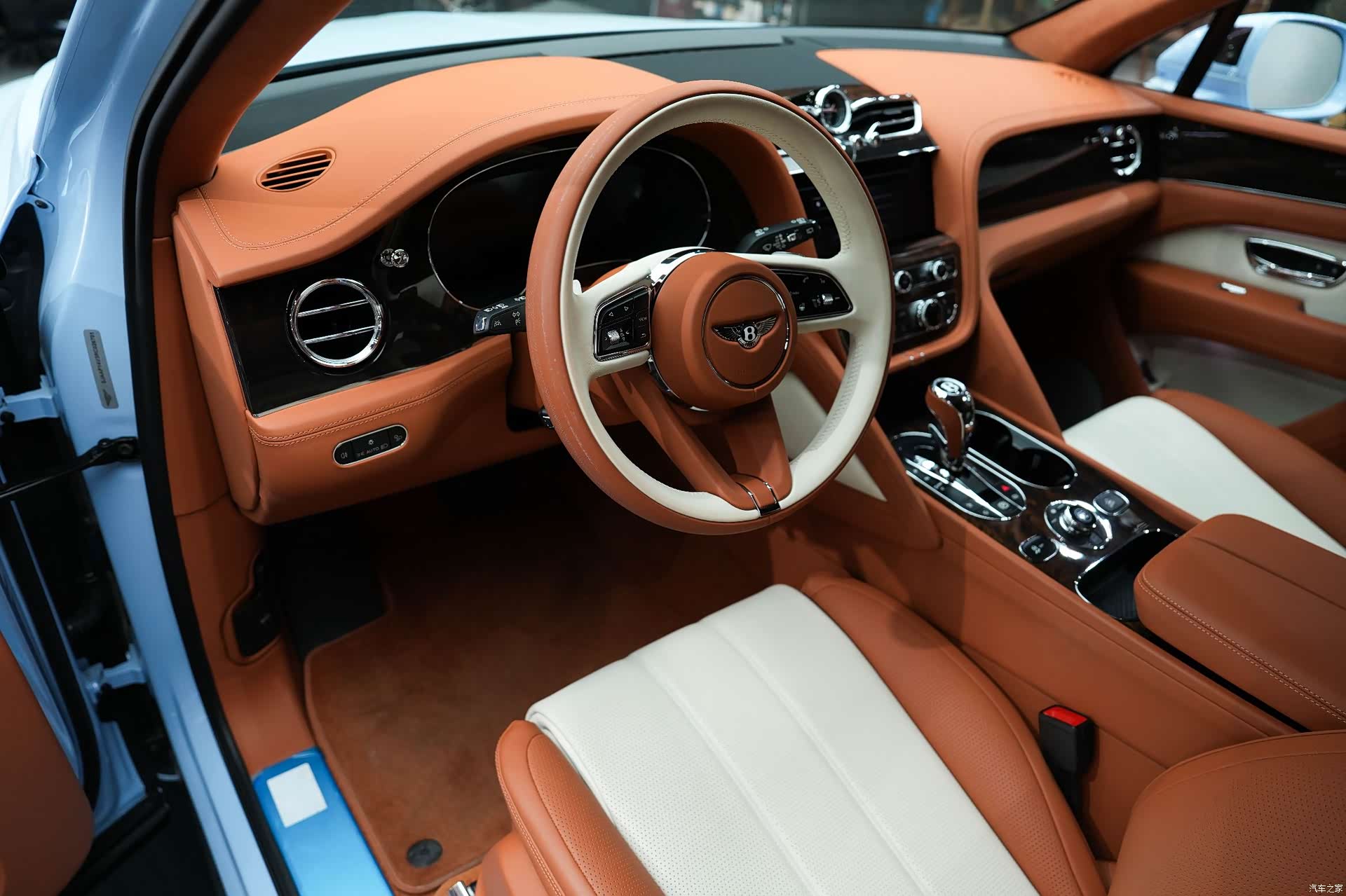 Bentley Bentayga, 2024 22