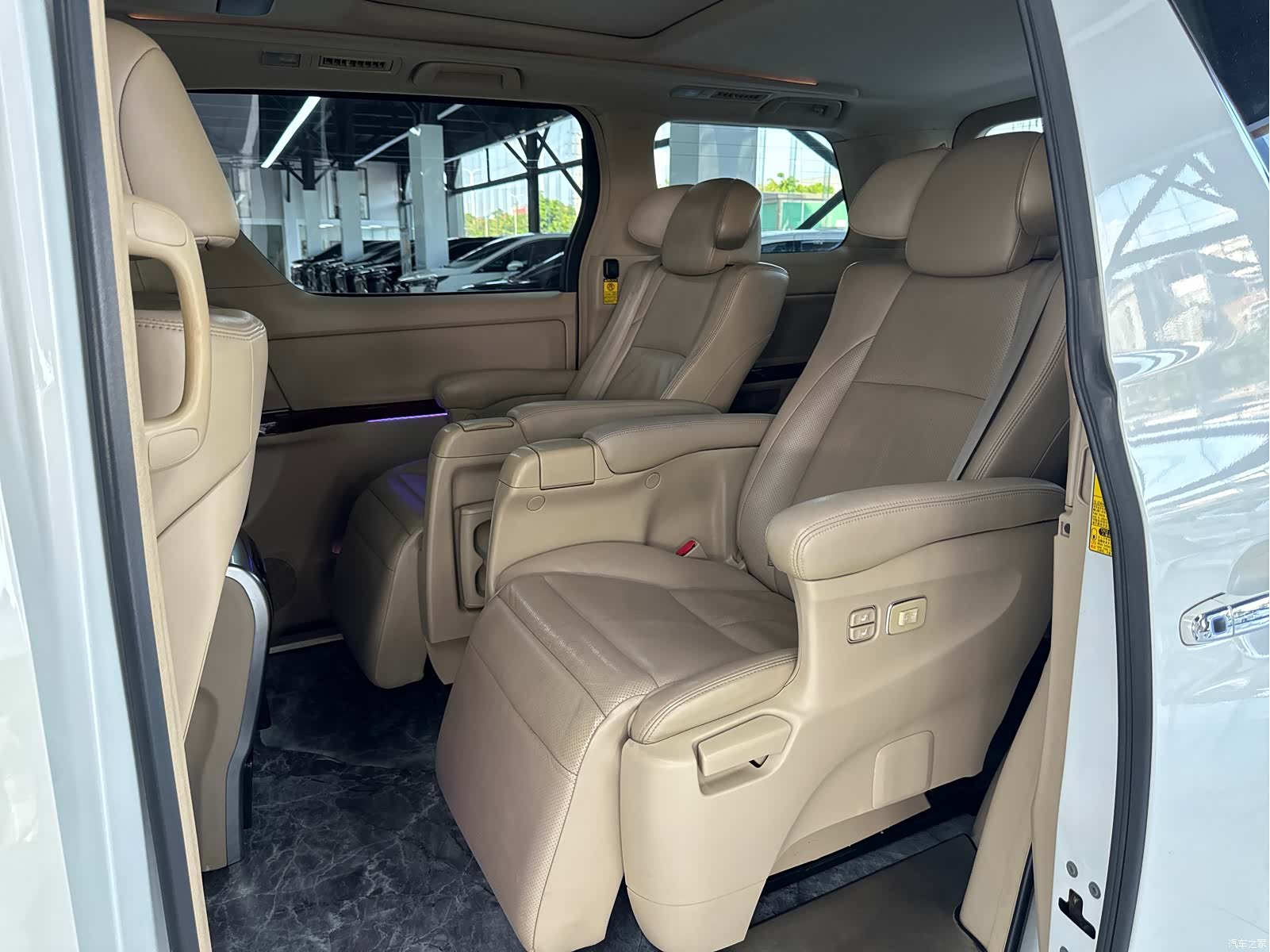 Toyota Alphard, 2012 10
