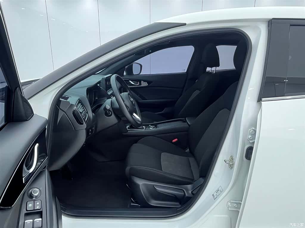 Mazda CX-4, 2023 11