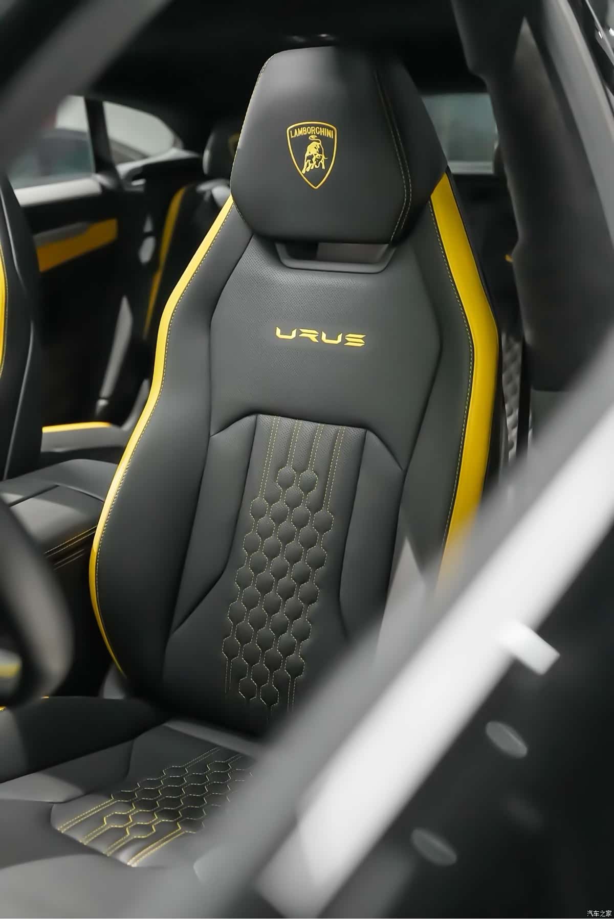 Lamborghini Urus, 2024 9