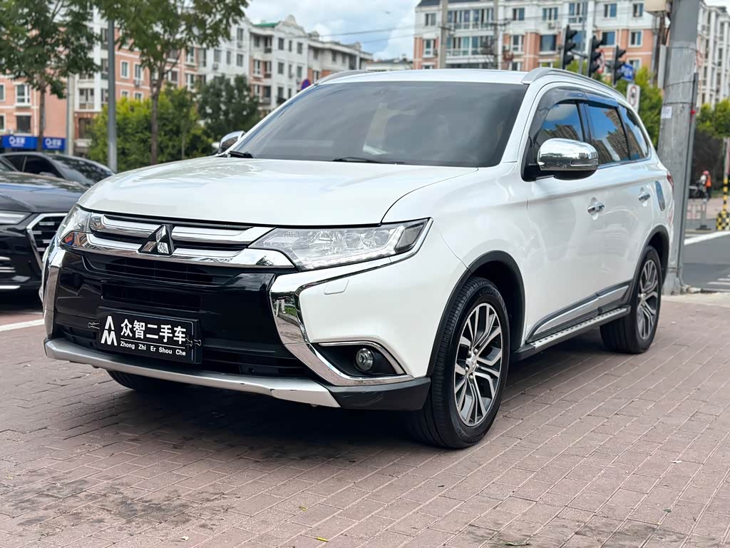 Mitsubishi Outlander 2016 2.4L Elite 5 мест