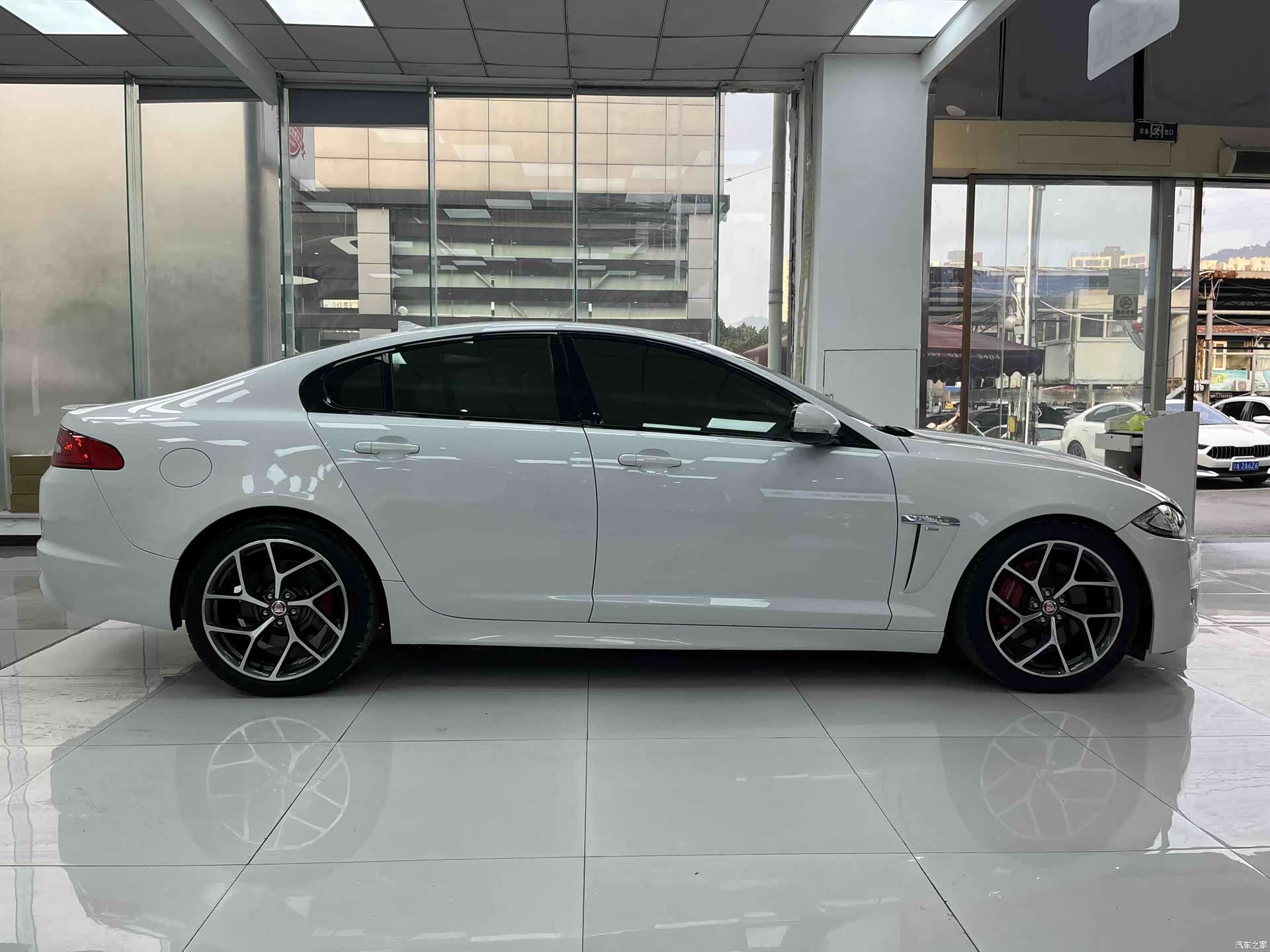 Jaguar XF, 2015 11