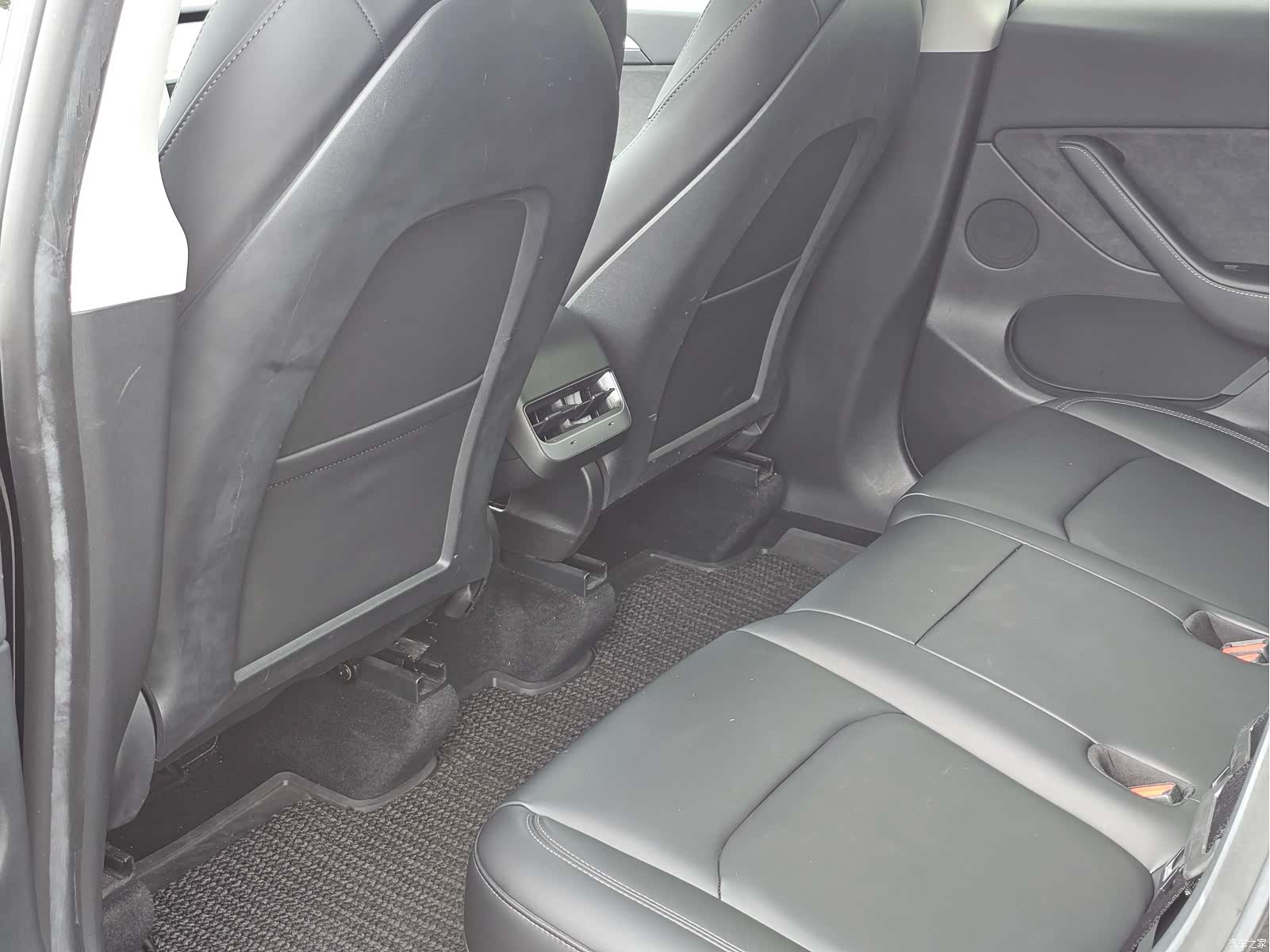 Tesla Model Y, 2023 17