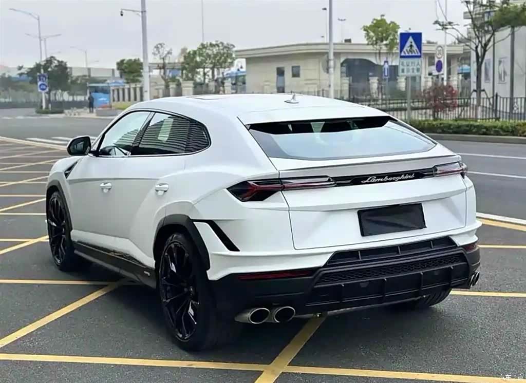 Lamborghini Urus, 2023 3