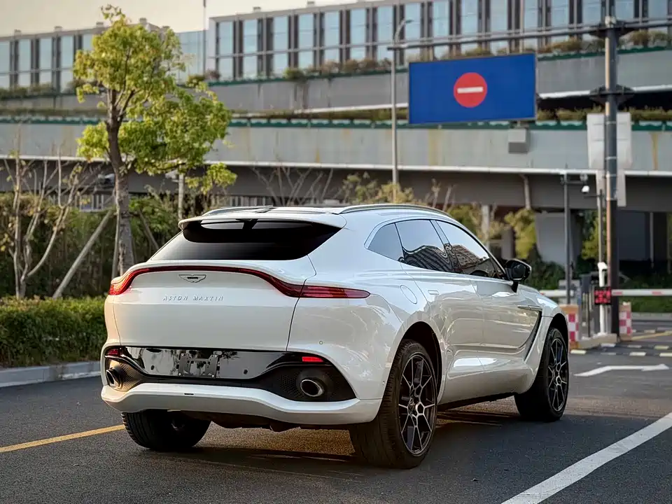 Aston Martin DBX