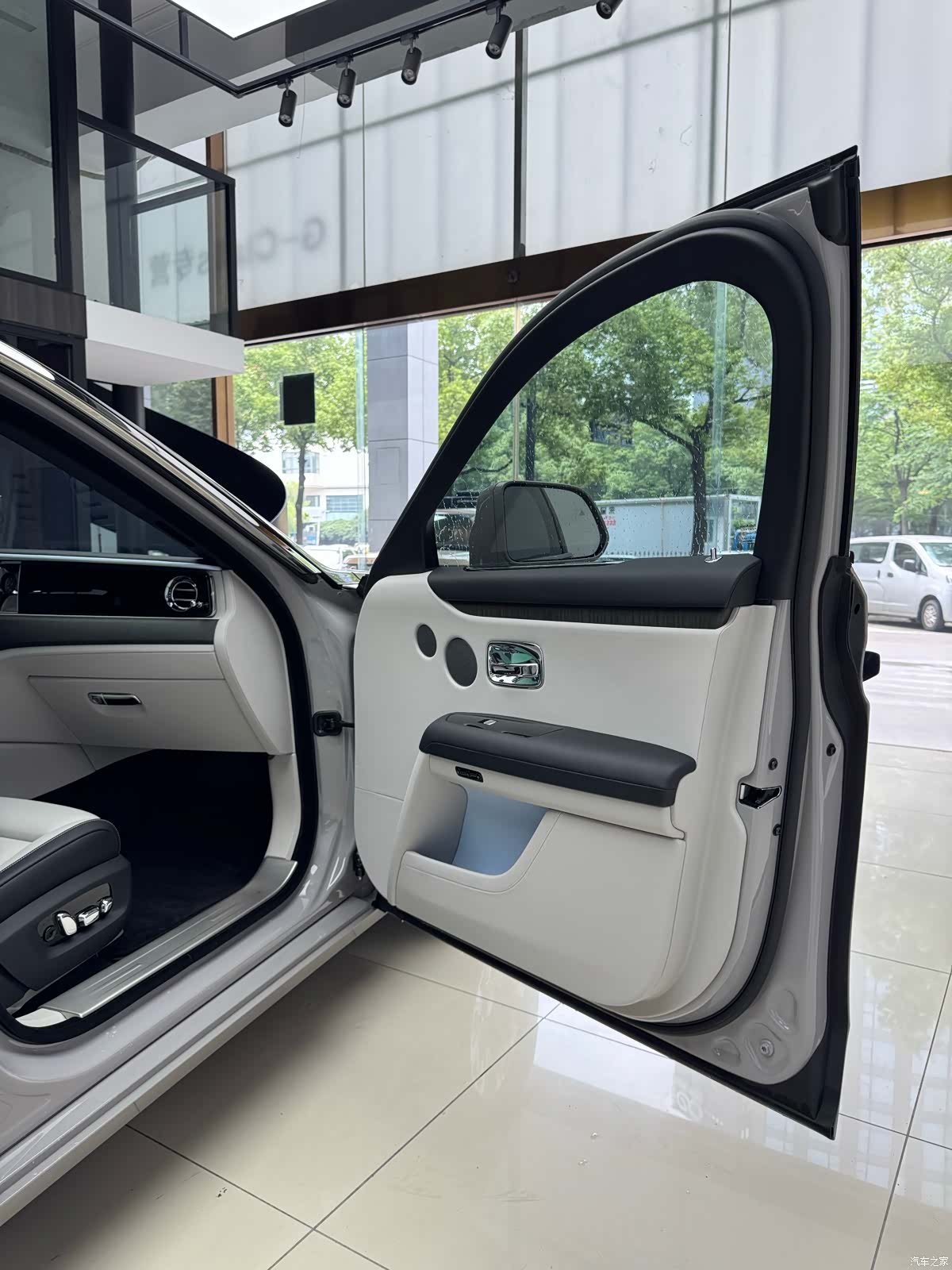 Rolls-Royce Ghost, 2023 25