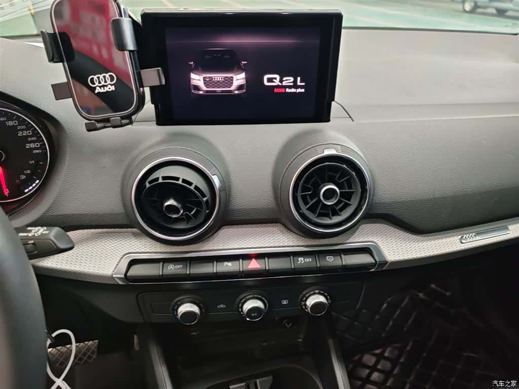 Audi Q2L, 2021 13
