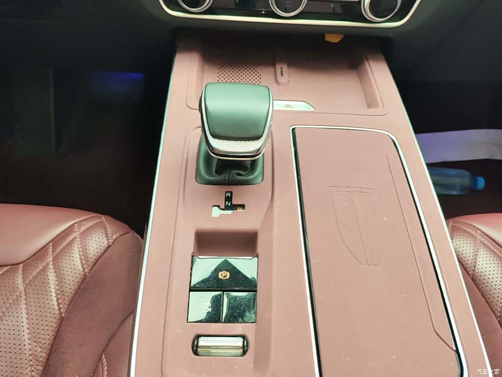 Hongqi HS5, 2024 10