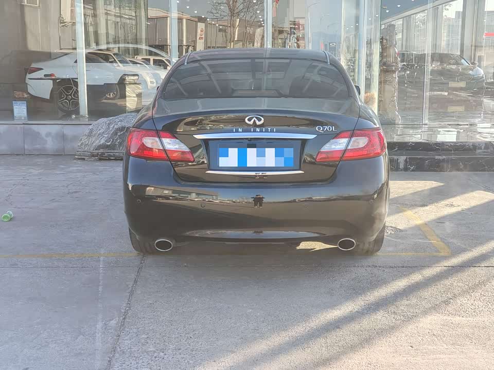 Infiniti Q70