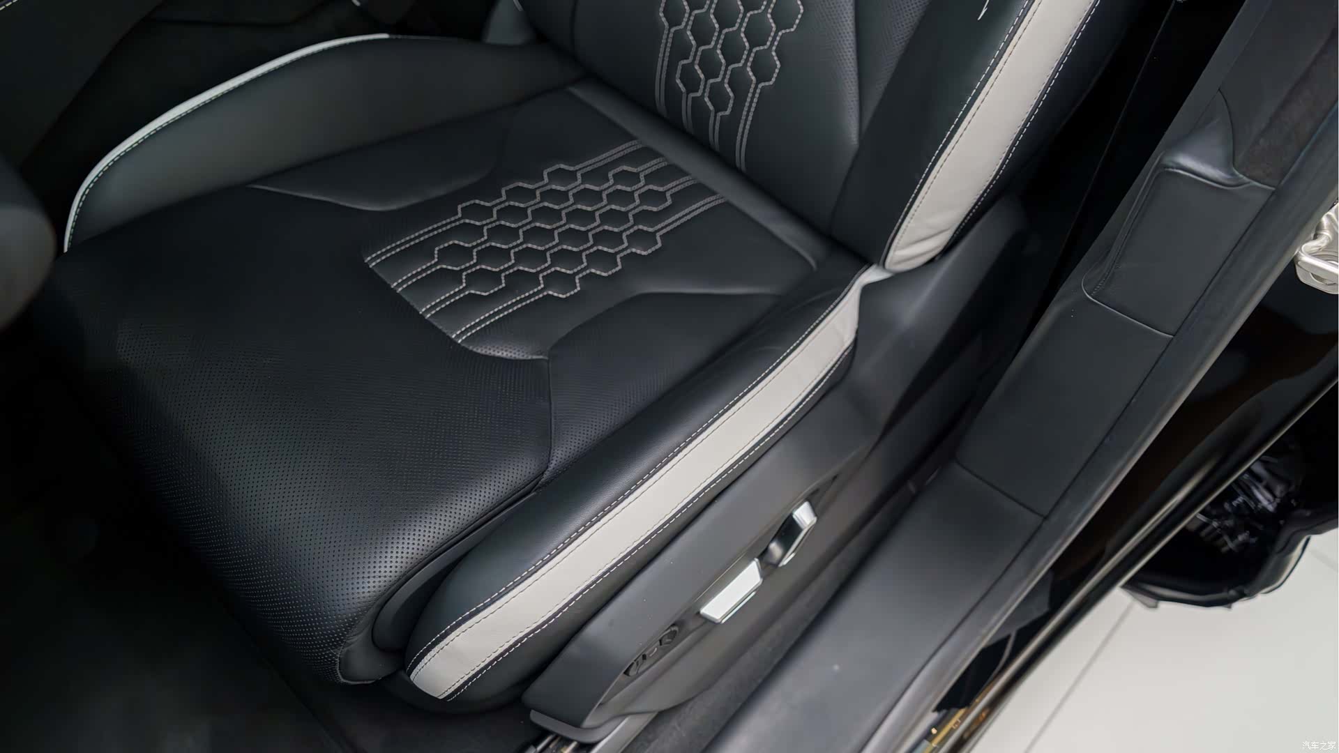 Lamborghini Urus, 2023 25