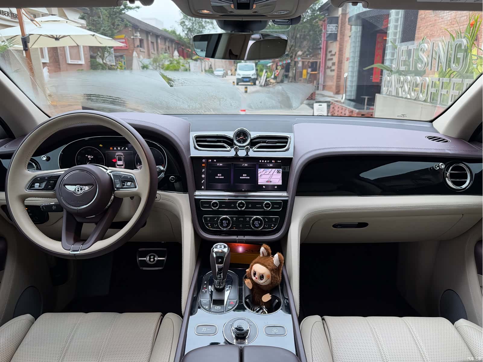 Bentley Bentayga, 2021 12