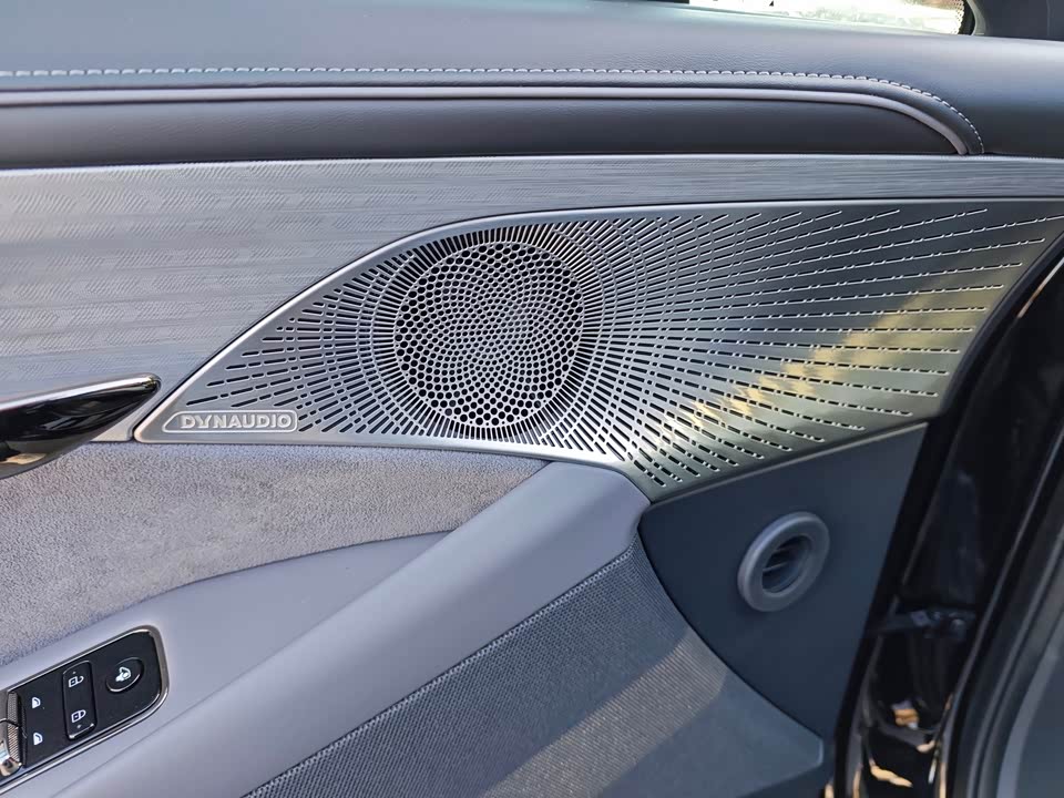 VOYAH Lantu chasing light