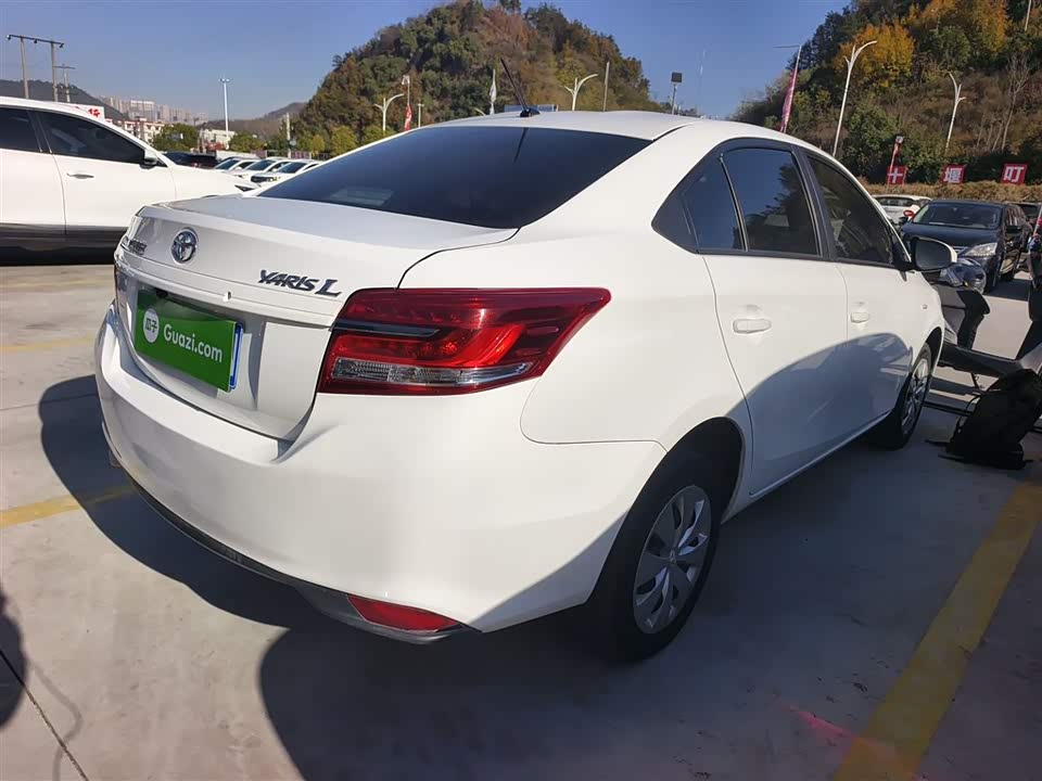 Toyota YARiS L to enjoy