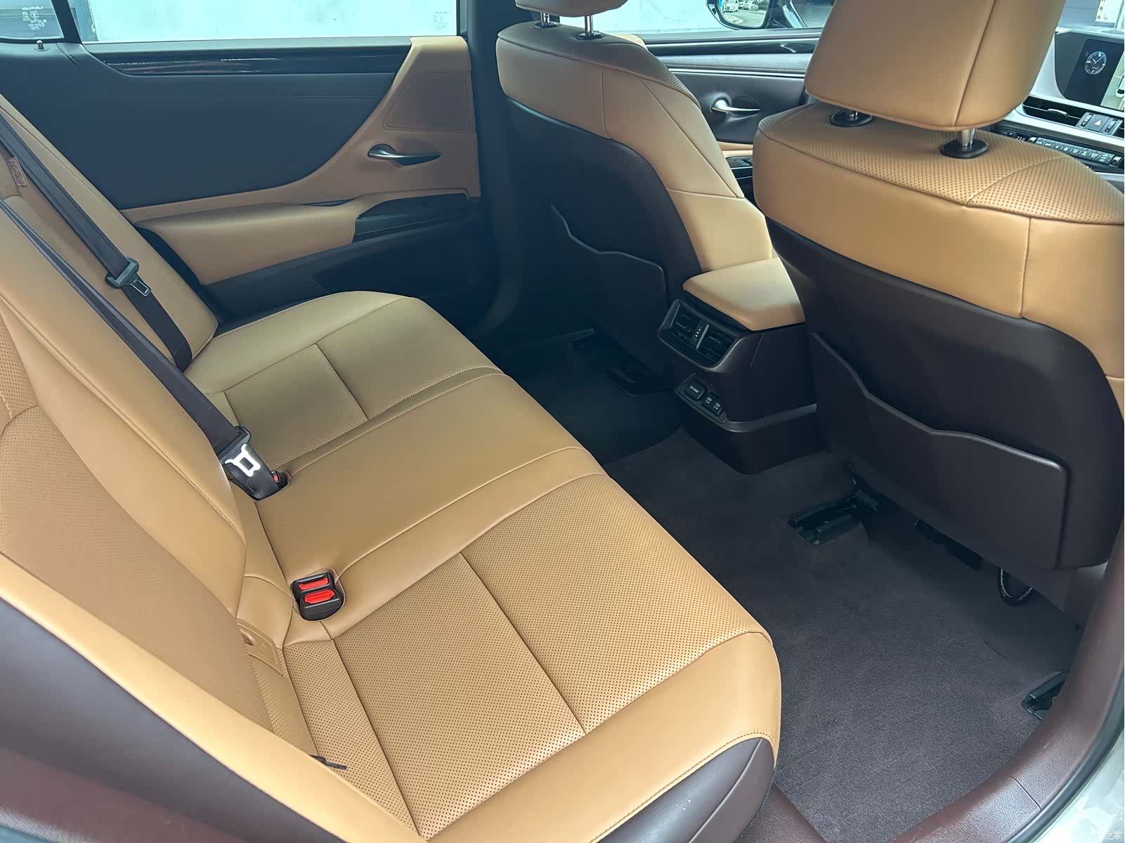 Lexus ES, 2019 11