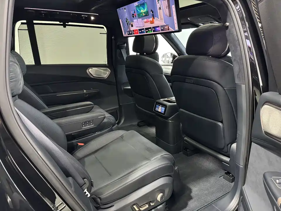 Lynk & Co 900