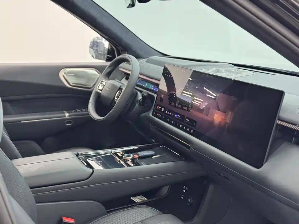 Lynk & Co 900