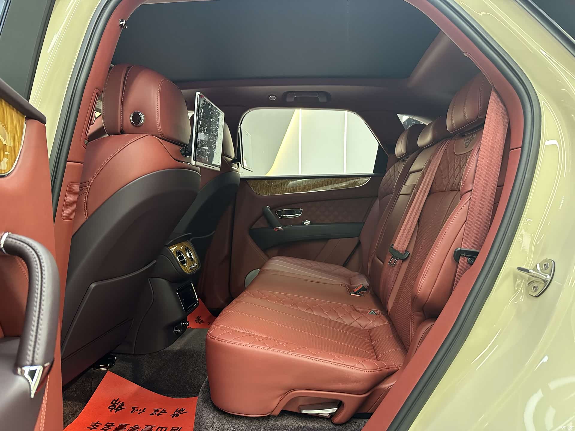 Bentley Bentayga, 2017 27