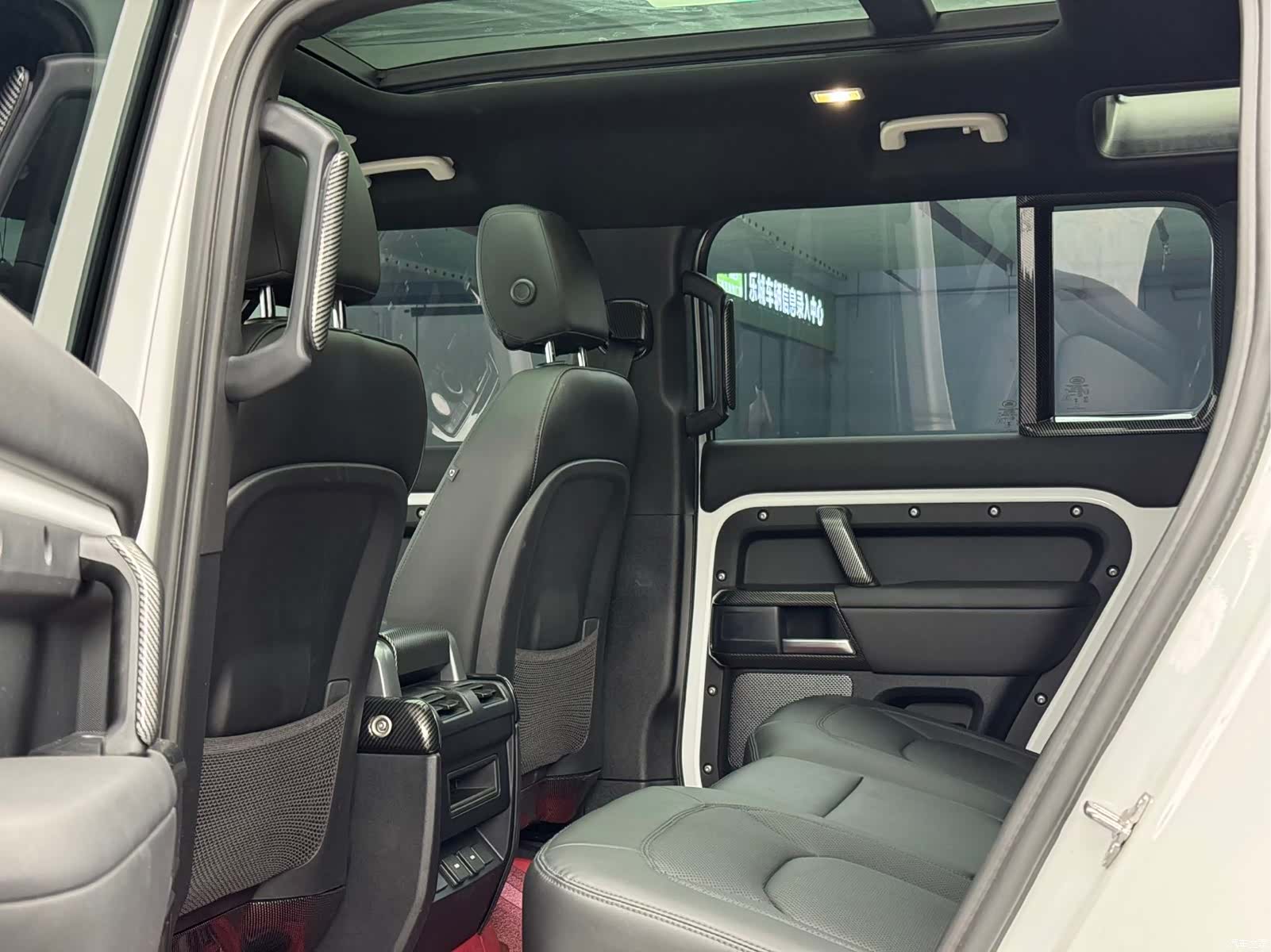 Land Rover Defender, 2025 9