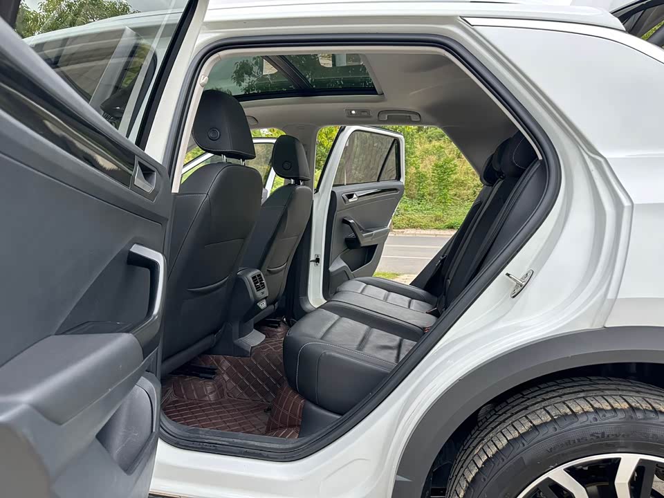 Volkswagen T-ROC exploring Songs