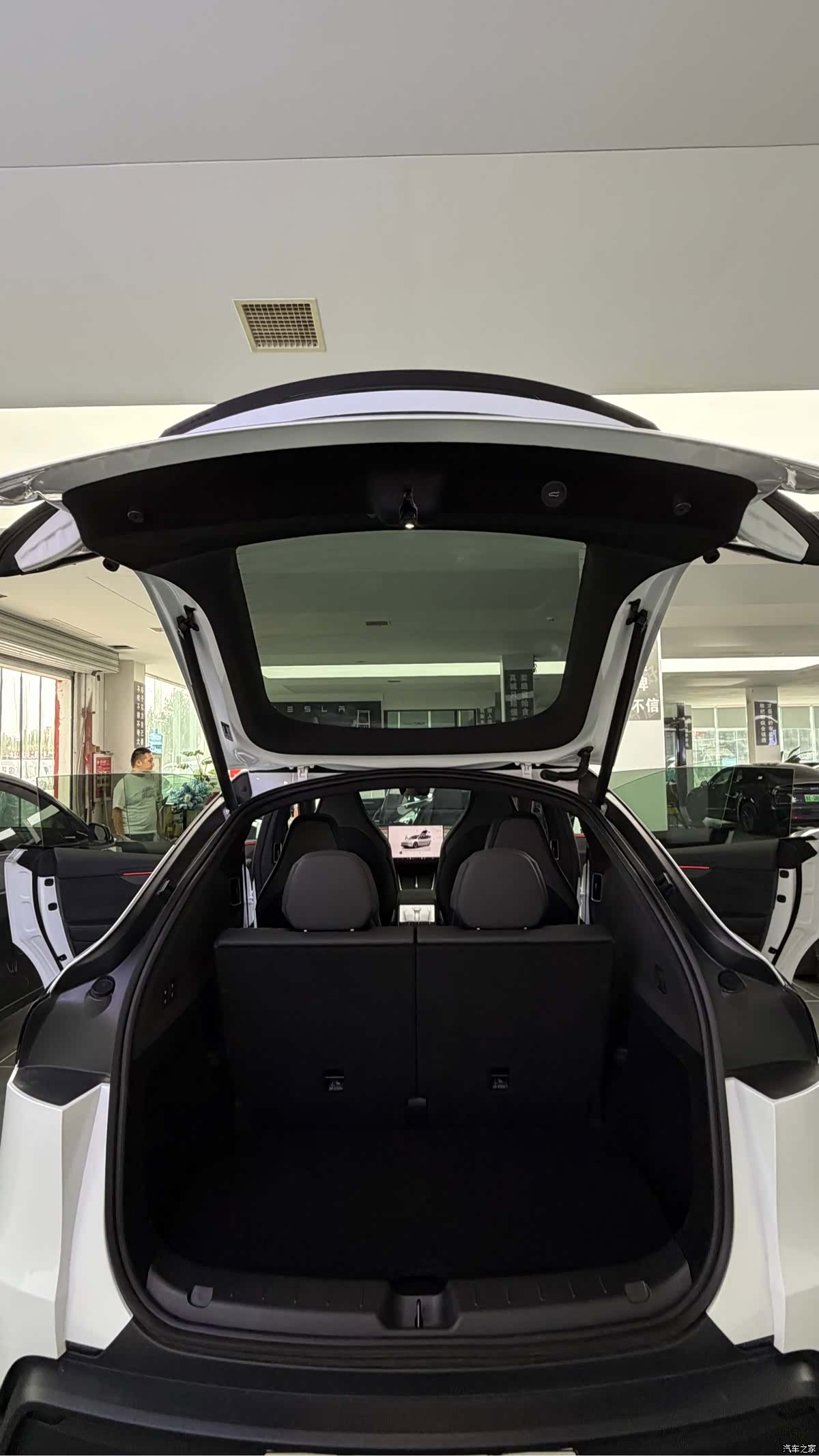 Tesla Model Y, 2026 12