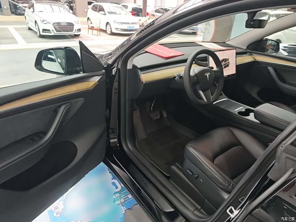 Tesla Model Y, 2023 16