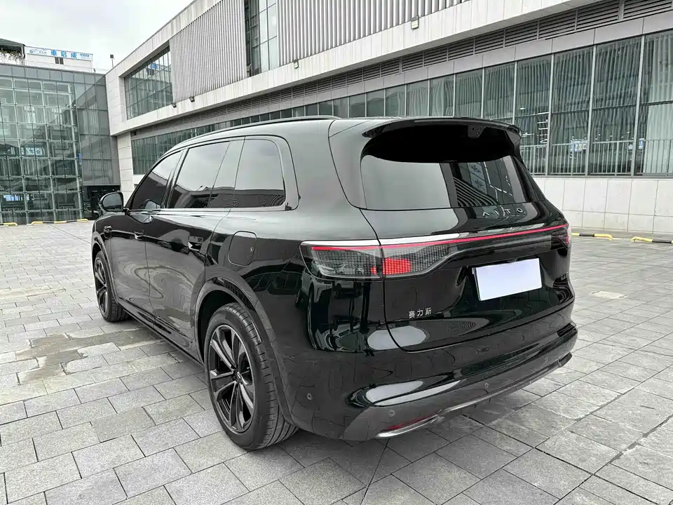 AITO Ask the world M8