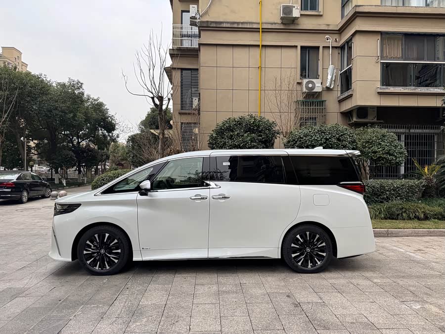 Toyota Alphard 2024, фото 3