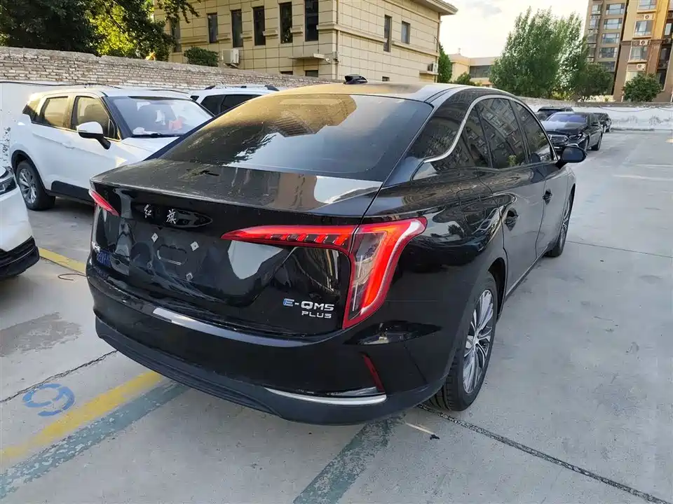 Hongqi E-QM5