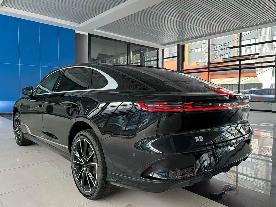 VOYAH Lantu chasing light