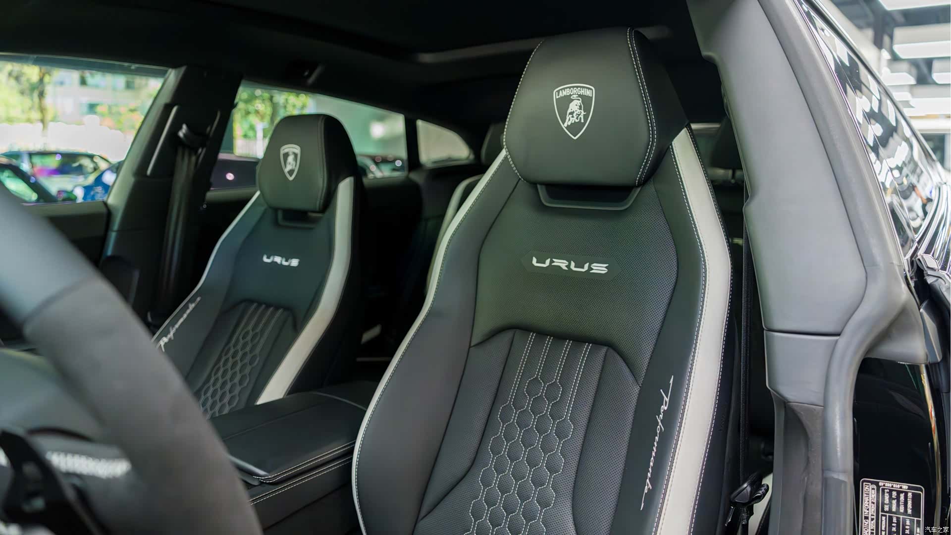 Lamborghini Urus, 2023 9