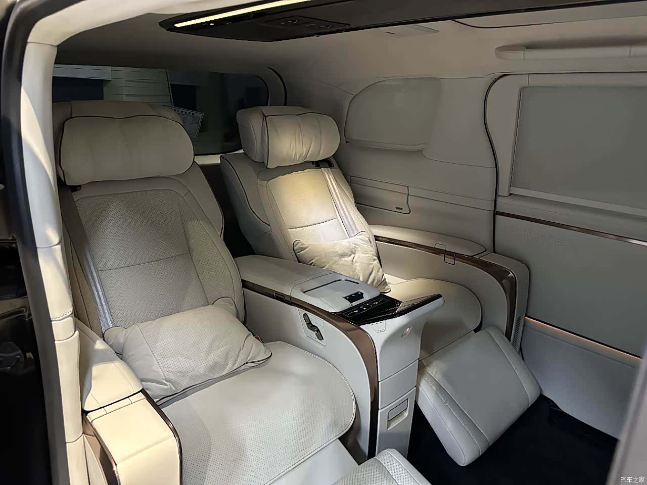 Lexus LM, 2024 8