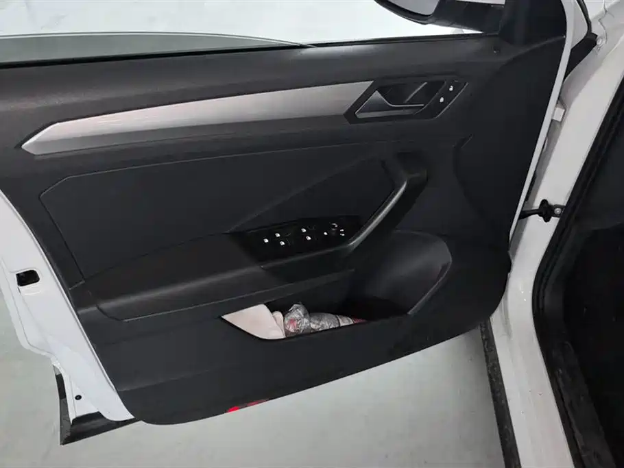 Volkswagen T-ROC exploring Songs