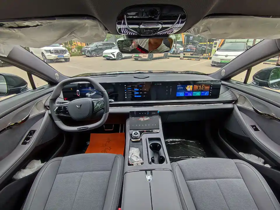 VOYAH Lantu chasing light