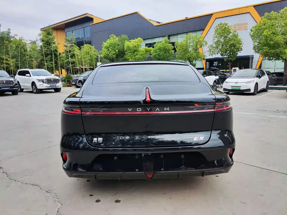 VOYAH Lantu chasing light