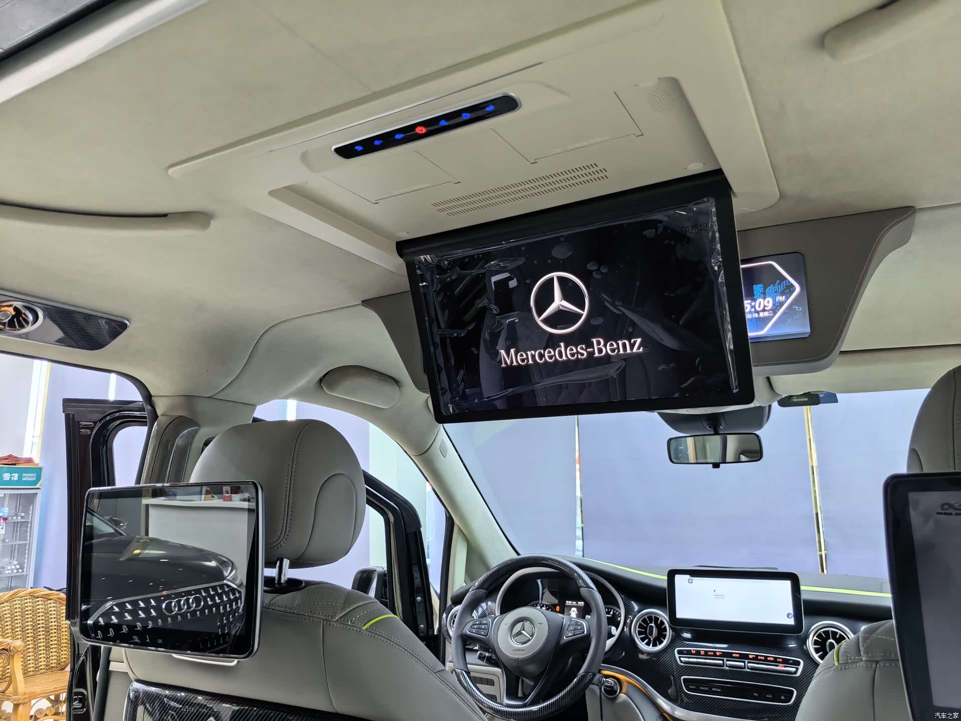 Mercedes-Benz 7, 2023 8