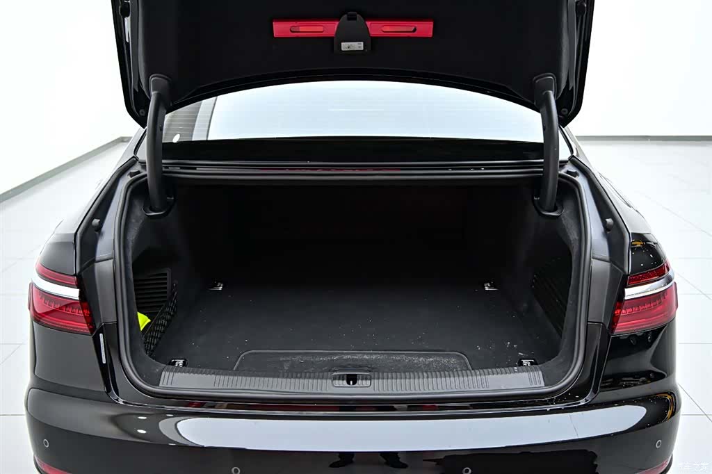 Audi A8L, 2022 37