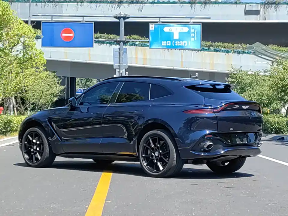 Aston Martin DBX Aston Martin DBX