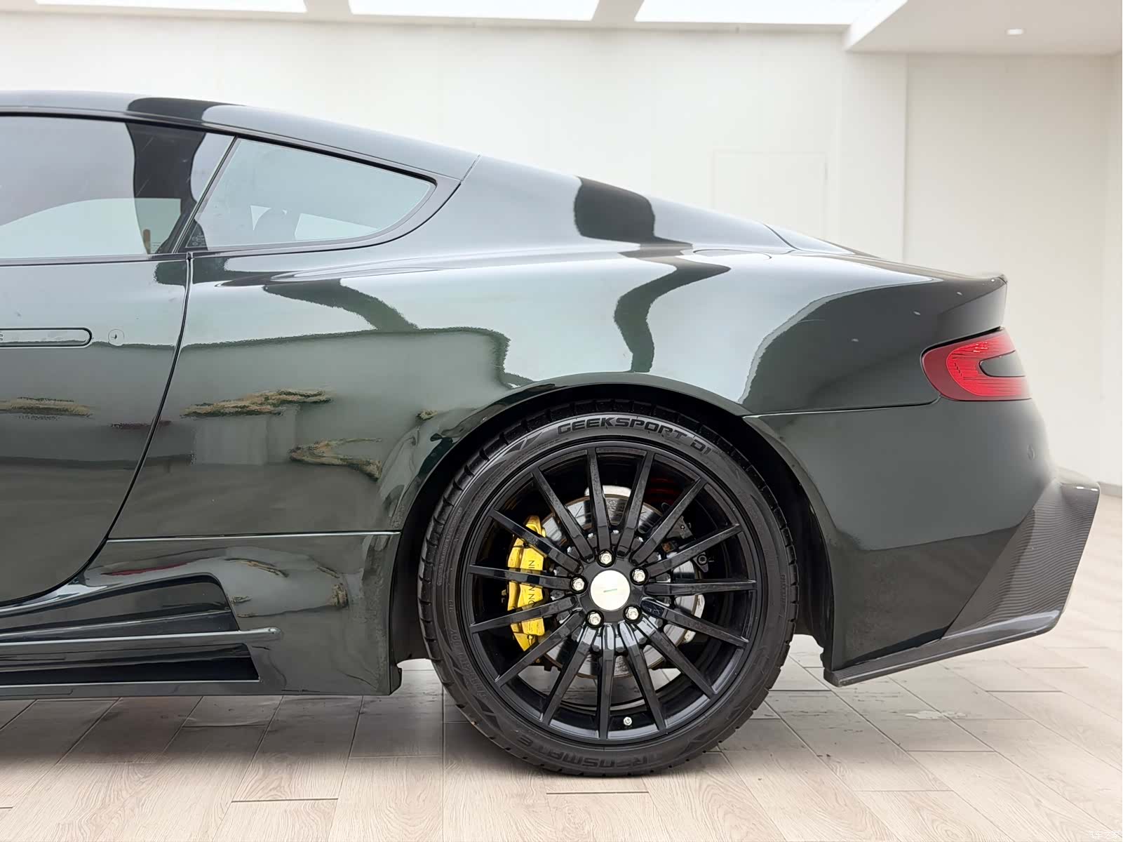 Aston Martin DB9, 2011 10