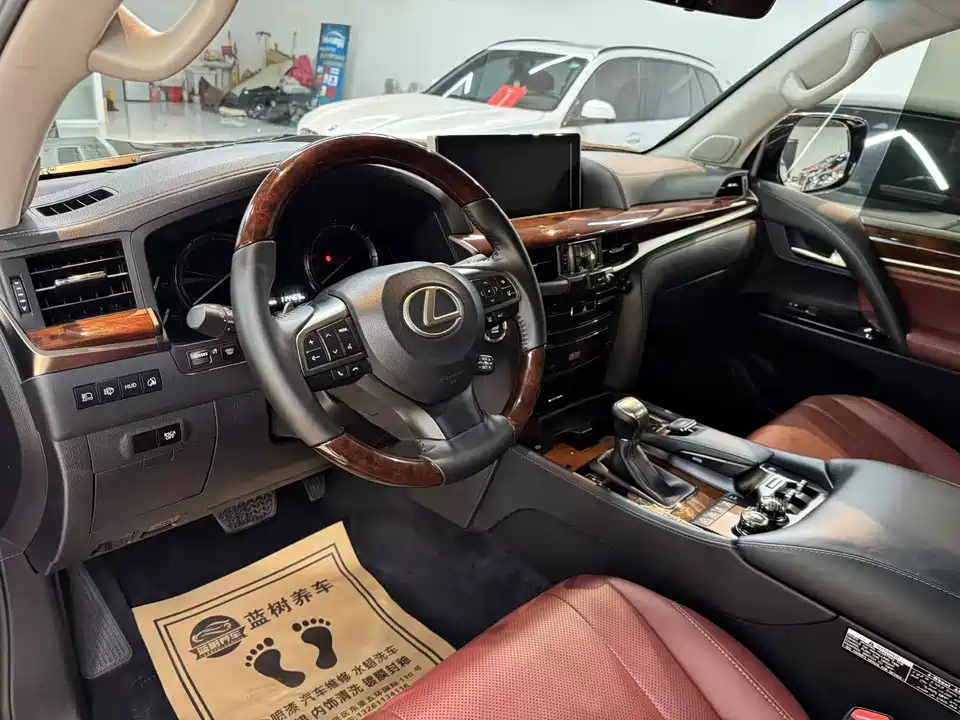 Lexus LX