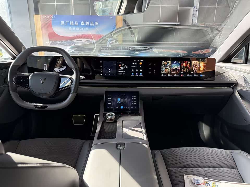 VOYAH Lantu chasing light